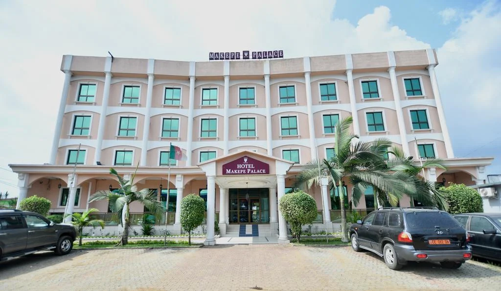 Façade de l'Hôtel Makepe Palace à Douala